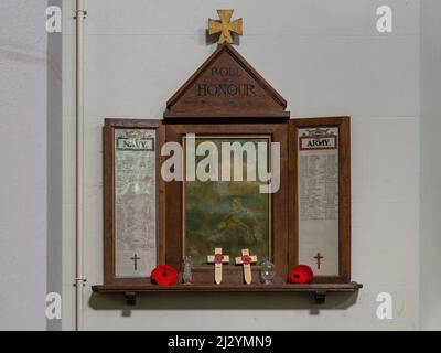 APPLEDORE, DEVON, INGHILTERRA - APRILE 2 2022: Vista all'interno della chiesa parrocchiale di St Marys. Roll of Honor. Foto Stock
