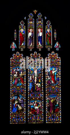APPLEDORE, DEVON, INGHILTERRA - APRILE 2 2022: All'interno della chiesa parrocchiale di St Marys. Finestra dell'altare. Foto Stock