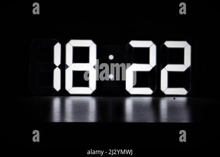 Un orologio digitale alle 18:22 Foto Stock