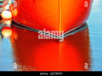 Riflesso di una barca rossa in acqua, Halifax, Nuova Scozia, Canada Foto Stock