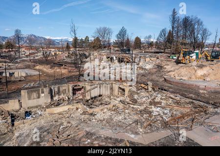 Louisville, Colorado - i resti dopo il fuoco di Marshall, il più distruttivo incendio selvatico del Colorado, che ha distrutto 1.000 case nel dicembre 2021. il fi Foto Stock