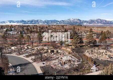 Louisville, Colorado - i resti dopo il fuoco di Marshall, il più distruttivo incendio selvatico del Colorado, che ha distrutto 1.000 case nel dicembre 2021. il fi Foto Stock