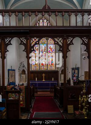APPLEDORE, DEVON, INGHILTERRA - APRILE 2 2022: Vista all'interno della chiesa parrocchiale di St Marys. Foto Stock