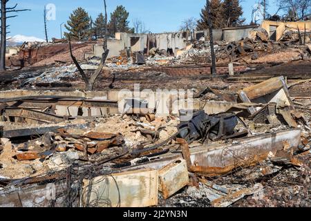 Louisville, Colorado - i resti dopo il fuoco di Marshall, il più distruttivo incendio selvatico del Colorado, che ha distrutto 1.000 case nel dicembre 2021. il fi Foto Stock