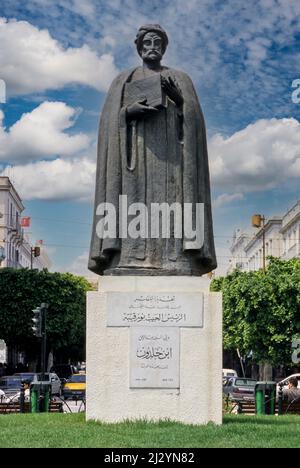 Tunisi, Tunisia. Statua di Ibn Khaldun, tunisini storico e filosofo. Foto Stock