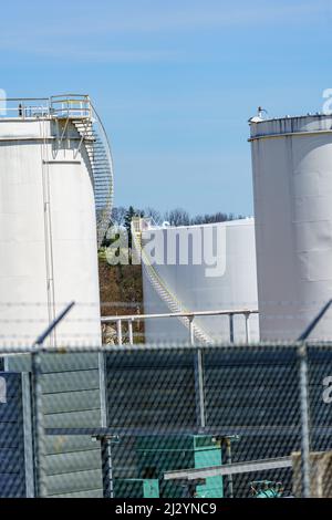 Sinking Springs, PA, USA - 2 aprile 2022: Serbatoi di stoccaggio di carburante alla rinfusa nella contea di Berks, Pennsylvania. Foto Stock