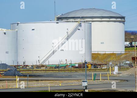 Sinking Springs, PA, USA - 2 aprile 2022: Serbatoi di stoccaggio di carburante alla rinfusa nella contea di Berks, Pennsylvania. Foto Stock