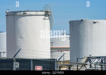 Sinking Springs, PA, USA - 2 aprile 2022: Serbatoi di stoccaggio di carburante alla rinfusa nella contea di Berks, Pennsylvania. Foto Stock