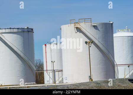 Sinking Springs, PA, USA - 2 aprile 2022: Serbatoi di stoccaggio di carburante alla rinfusa nella contea di Berks, Pennsylvania. Foto Stock