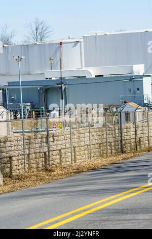 Sinking Springs, PA, USA - 2 aprile 2022: Serbatoi di stoccaggio di carburante alla rinfusa nella contea di Berks, Pennsylvania. Foto Stock