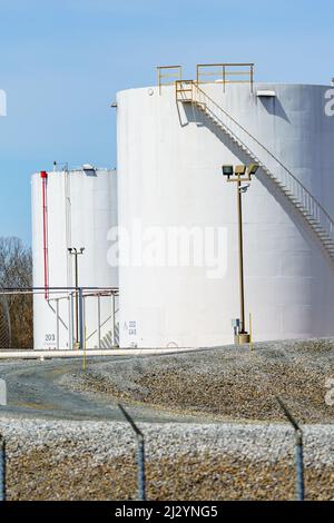 Sinking Springs, PA, USA - 2 aprile 2022: Serbatoi di stoccaggio di carburante alla rinfusa nella contea di Berks, Pennsylvania. Foto Stock