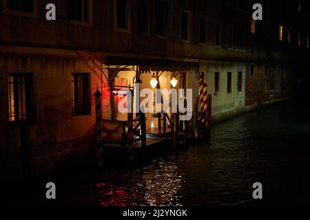 Serata illuminata &#39;ingresso posteriore&#39; dell'Hotel Metropole a cinque stelle sulla Riva degli Schiavoni, Venezia, Italia, Europa Foto Stock