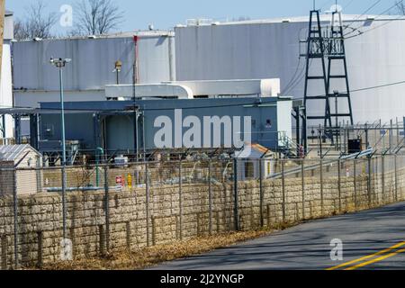 Sinking Springs, PA, USA - 2 aprile 2022: Serbatoi di stoccaggio di carburante alla rinfusa nella contea di Berks, Pennsylvania. Foto Stock