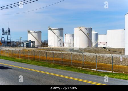 Sinking Springs, PA, USA - 2 aprile 2022: Serbatoi di stoccaggio di carburante alla rinfusa nella contea di Berks, Pennsylvania. Foto Stock