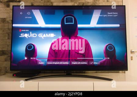 KONSKIE, POLONIA - 02 aprile 2022: Piattaforma Netflix sullo schermo tv che mostra la serie Squid Game Foto Stock