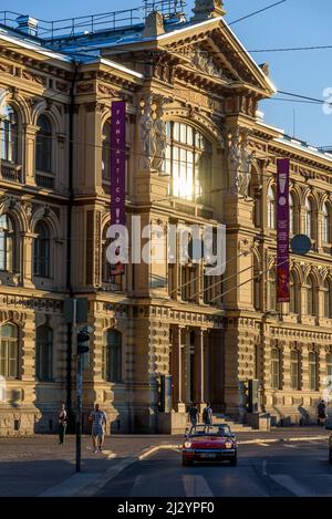 Auto sportiva di fronte all'esterno del museo d'arte Ateneum, Helsinki, Finlandia Foto Stock