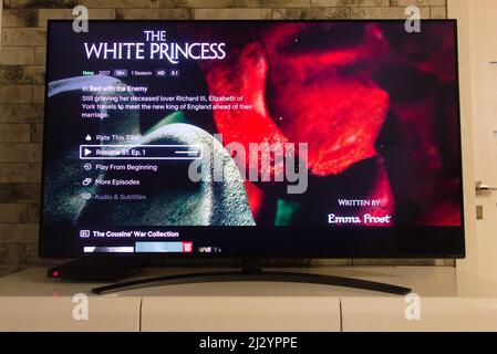 KONSKIE, POLONIA - 02 aprile 2022: Piattaforma Netflix sullo schermo tv con la serie White Princess Foto Stock