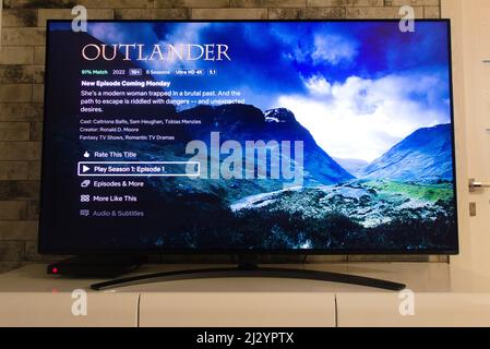 KONSKIE, POLONIA - 02 aprile 2022: Piattaforma Netflix su schermo tv con la serie Outlander Foto Stock