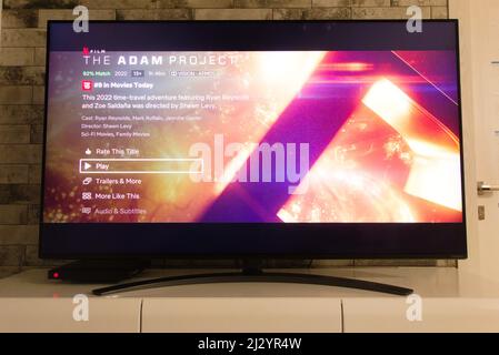 KONSKIE, POLONIA - 02 aprile 2022: Piattaforma Netflix sullo schermo tv che mostra il film Adam Project Foto Stock