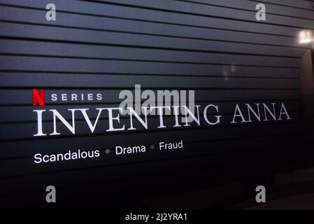 KONSKIE, POLONIA - 02 aprile 2022: Piattaforma Netflix sullo schermo tv con la serie Inventing Anna Foto Stock