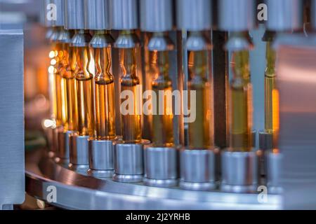 Ispeziona fiale e fiale per verificare la presenza di particelle nei liquidi e difetti nei contenitori. Macchina per ispezione automatica farmaceutica. Produzione farmaceutica Foto Stock