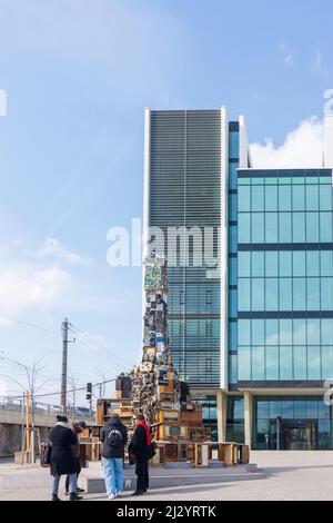 Wien, Vienna: Scultura sonora interattiva 'Tonspur on Site' dell'artista Benoit Maubrey, una colonna peste fatta di elettronica riciclata, iun fronte di WKO W. Foto Stock