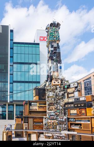 Wien, Vienna: Scultura sonora interattiva 'Tonspur on Site' dell'artista Benoit Maubrey, una colonna peste fatta di elettronica riciclata, iun fronte di WKO W. Foto Stock