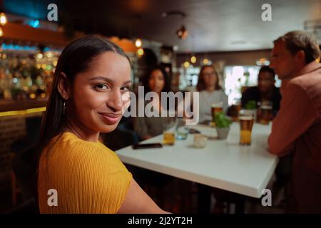 diverse donne sorridenti mentre sono fuori per cena con gli amici Foto Stock