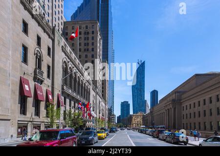 Toronto, Front Street con Fairmont Royal York Hotel, Royal Bank Plaza e Union Station Foto Stock