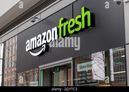 Londra. UK-03.30.2022. Il cartello con il nome e la facciata della filiale del negozio di alimentari Amazon Fresh a Canary Wharf. Foto Stock