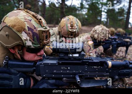 Lettonia. 7th Mar 2022. I paracadutisti dell'esercito degli Stati Uniti assegnati alla Brigata Airborne 173rd, partecipano alla formazione multinazionale durante lo sciopero Sabre 22 a Camp Adazi, Lettonia, 7 marzo 2022. Sabre Strike è progettato per migliorare l'interoperabilità con i nostri alleati della NATO e rafforzare le relazioni regionali che abbiamo sviluppato. Saber Strike consente agli alleati della NATO di connettersi personalmente, professionalmente, tecnicamente e tatticamente per creare effetti sinergici e una forza di combattimento multi-nazionale più competente. Credit: U.S. Army/ZUMA Press Wire Service/ZUMAPRESS.com/Alamy Live News Foto Stock