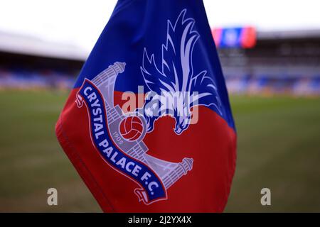 Londra, Regno Unito. 04th Apr 2022. Bandiera dell'angolo del Crystal Palace FC. Premier League Match, Crystal Palace / Arsenal allo stadio Selhurst Park di Londra lunedì 4th aprile 2022. Questa immagine può essere utilizzata solo a scopo editoriale. Solo per uso editoriale, licenza richiesta per uso commerciale. Nessun uso in scommesse, giochi o un singolo club/campionato/player pubblicazioni. pic di Steffan Bowen/Andrew Orchard sport fotografia/Alamy Live news credito: Andrew Orchard sport fotografia/Alamy Live News Foto Stock