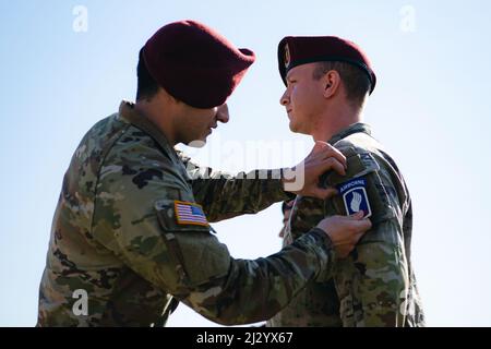 Vicenza, Italia. 24th Mar 2022. I paracadutisti dell'Esercito degli Stati Uniti vengono indotti nella Brigata Airborne del 173rd come soldati Sky durante una cerimonia di patching a Caserma del DIN a Vicenza, Italia, il 24 marzo 2022. La Brigata aerea del 173rd è la forza di risposta di contingenza dell'esercito degli Stati Uniti in Europa, che fornisce forze rapidamente dispiegabili alle aree di responsabilità europee, africane e del comando centrale degli Stati Uniti. Forward schierata in Italia e Germania, la brigata si forma regolarmente insieme agli alleati e ai partner della NATO per costruire partenariati e rafforzare l'alleanza. (Credit Image: © U.S. Army/ZUMA Foto Stock