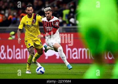 Milano, Italia. 04 aprile 2022. Theo Hernandez dell'AC Milan compete per la palla con Mitchell Dijks del Bologna FC durante la Serie A di calcio tra l'AC Milan e il Bologna FC. Credit: Nicolò campo/Alamy Live News Foto Stock