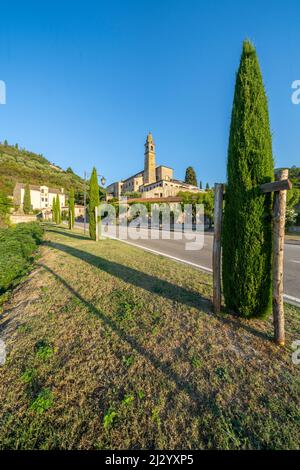 Vista esterna di Arqua Pertrarca, uno dei più bei villaggi d'Italia, Veneto, Italia Foto Stock