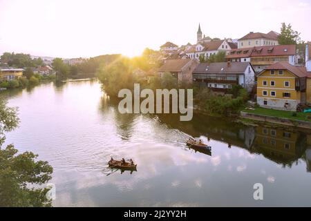 Novo Mesto, Breg, barche a remi sulla Krka Foto Stock