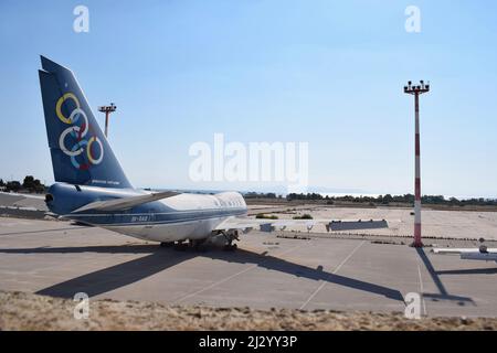 Abbandonato Aeroporto Internazionale di Ellinikon (o Hellinikon) con diversi vecchi aerei. Vecchi aeroplani di Olympic Airways a Ellinikon, Grecia Foto Stock