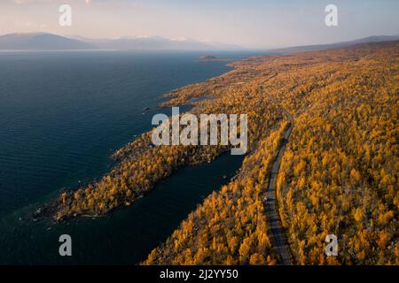 Campeggio con camper in paesaggio con montagne e lago nel Parco Nazionale Stora Sjöfallet in autunno in Lapponia in Svezia dall'alto Foto Stock