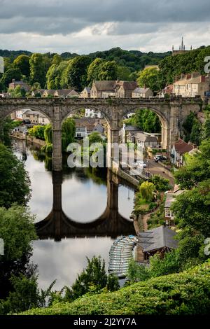 Lo storico Viadotto di Knaresborough e un fiume Nidd visto da una rovine del Castello di Karesborough Foto Stock