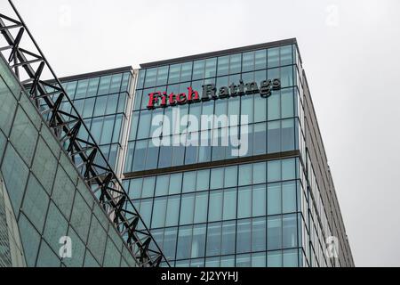 Londra. UK-03.30.2022. Gli uffici e la segnaletica dell'agenzia di rating americana Fitch Ratings a Canary Wharf. Foto Stock