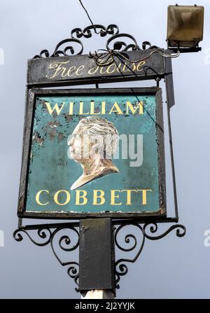 Tradizionale cartello da pub appeso presso la casa pubblica William Cobbett, Bridge Square, Farnham, Surrey, Inghilterra, REGNO UNITO Foto Stock