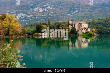 Lago Toblino con il castello in forma autunnale. È un piccolo lago alpino in provincia di Trento (Trentino-Alto Adige) ed è stato dichiarato Biotopo per le sue qualità naturalistiche. Posizione utilizzata per la produzione di pellicole. Italia Foto Stock