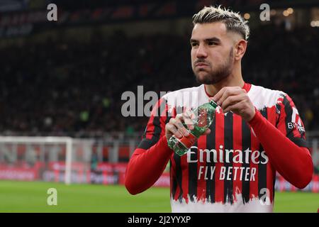 Milano, 4th aprile 2022. Theo Hernandez di AC Milan beve acqua prima di iniziare la partita in serie A a a Giuseppe Meazza, Milano. Il credito d'immagine dovrebbe essere: Jonathan Moscrop / Sportimage Foto Stock