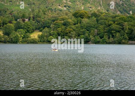 Barca del pescatore sul lago Grasmere nel Lake District in Cumbria, Regno Unito Foto Stock