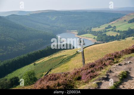 Viste da un sentiero che va a un Coach and Horses Rock formazione e sale Cellar Derwent Edge Foto Stock