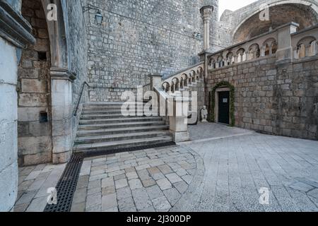 Al mattino presto attraverso le strade deserte vicino alla porta pile della città vecchia di Dubrovnik, Dalmazia, Croazia. Foto Stock