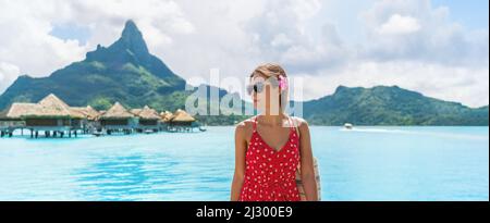 Bora Bora Viaggi vacanze. Donna in Polinesia francese in paradiso Motu a Bora Bora con Monte Otemanu in background. Persone in vacanza da sogno Foto Stock