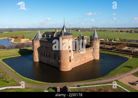 Vista aerea del Castello di Muiden, noto anche come Muiderslot, alla foce del fiume Vecht, Muiden, Olanda del Nord, Paesi Bassi. Foto Stock