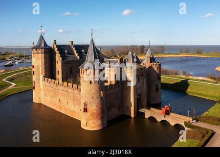 Vista aerea del Castello di Muiden, noto anche come Muiderslot, alla foce del fiume Vecht, Muiden, Olanda del Nord, Paesi Bassi. Foto Stock