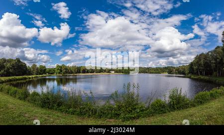 Vue panoramique du lac de Pontcharal en été Foto Stock